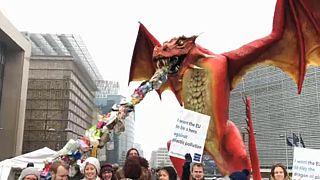 Un dragón que escupe plástico frente a las instituciones europeas