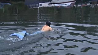 'Urban mermaid' swims the Thames to collect plastic waste