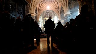 Folyamatos istentisztelettel védenek egy menekült családot egy holland templomban