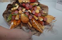 VİDEO | Rus girişimciden erkeklere hediyelik yemek buketi