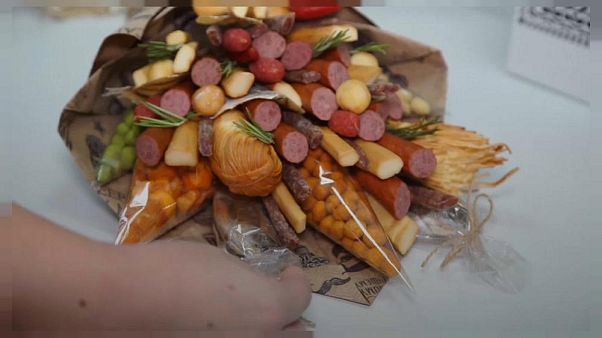 VİDEO | Rus girişimciden erkeklere hediyelik yemek buketi VİDEO | Rus girişimciden erkeklere hediyelik yemek buketi
