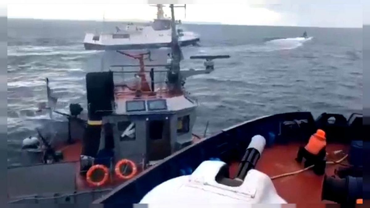 VIDEÓ – így ment neki az orosz határőrhajó az ukrán haditengerészet hajójának