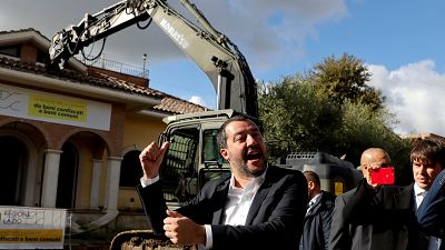 Salvini sube a una excavadora para demoler una villa de la mafia italiana