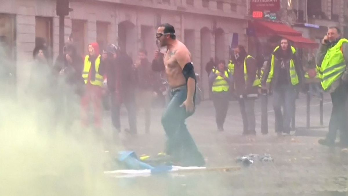 VİDEO | Fransız halkı hayat pahalılığına isyan ediyor: Sarı Yelekliler Hareketi
