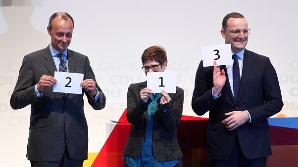 Merz, Kramp-Karrenbauer und Spahn zeigen die Reihenfolge ihrer Redebeiträge Merz, Kramp-Karrenbauer und Spahn zeigen die Reihenfolge ihrer Redebeiträge