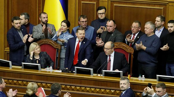 Tensions en mer d'Azov : l'Ukraine vote la loi martiale Tensions en mer d'Azov : l'Ukraine vote la loi martiale