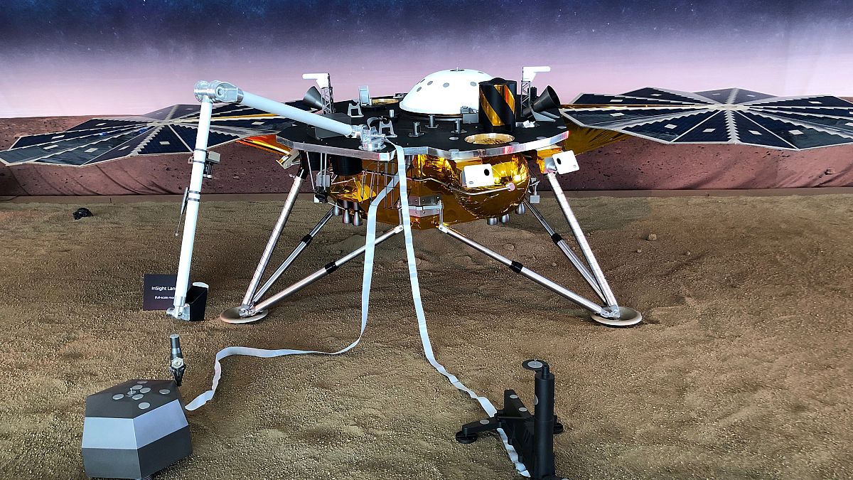 المسبار إنسايت التابع لناسا يهبط بنجاح على سطح المريخ