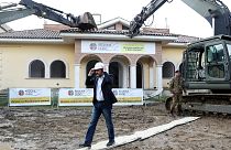وزیر ایتالیایی سوار بر بولدوزر یک ویلای لوکس متعلق به مافیا را تخریب کرد