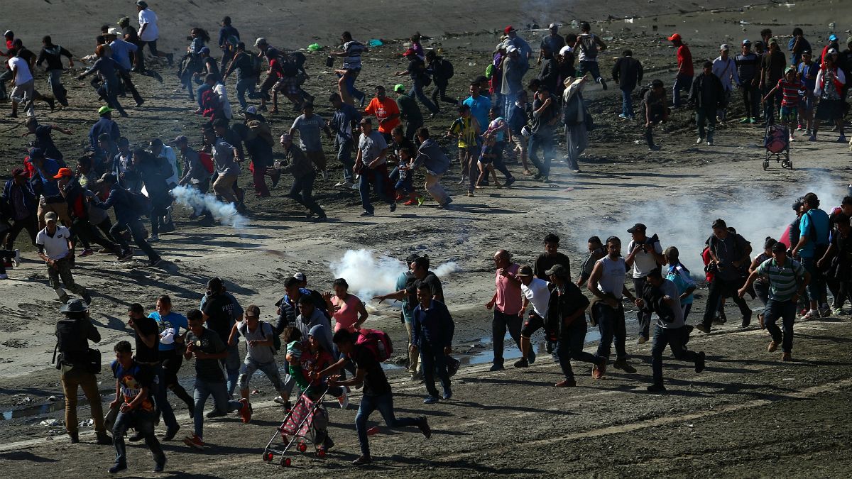 ویدئو؛ شلیک گاز اشک‌آور به سمت مهاجران در مرز مکزیک