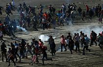 ویدئو؛ شلیک گاز اشک‌آور به سمت مهاجران در مرز مکزیک