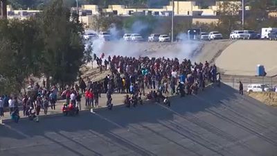 شاهد: مهاجرون في مواجهة الغاز المسيل للدموع على الحدود الأمريكية