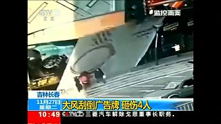 شاهد: لوحة إعلانية ضخمة تسقط على مارة في الصين