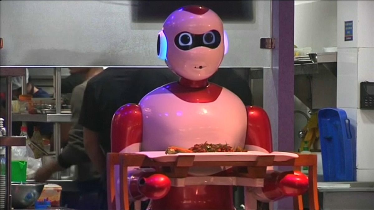 شاهد: روبوتات محلية الصنع تتولى مهام النادل في إحدى مطاعم كاتماندو