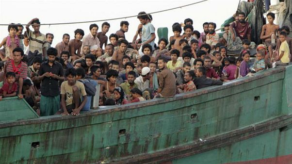 Myanmar Malezya'ya kaçan Arakanlı Müslümanların teknesine el koydu Myanmar Malezya'ya kaçan Arakanlı Müslümanların teknesine el koydu