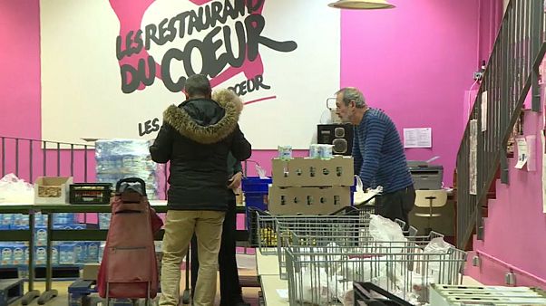 Distribution de nourriture dans un centre des Restos du coeur Distribution de nourriture dans un centre des Restos du coeur