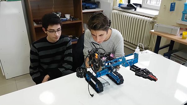 VİDEO | Niğdeli genç mucitlerin son buluşu: Bomba imha robotu VİDEO | Niğdeli genç mucitlerin son buluşu: Bomba imha robotu