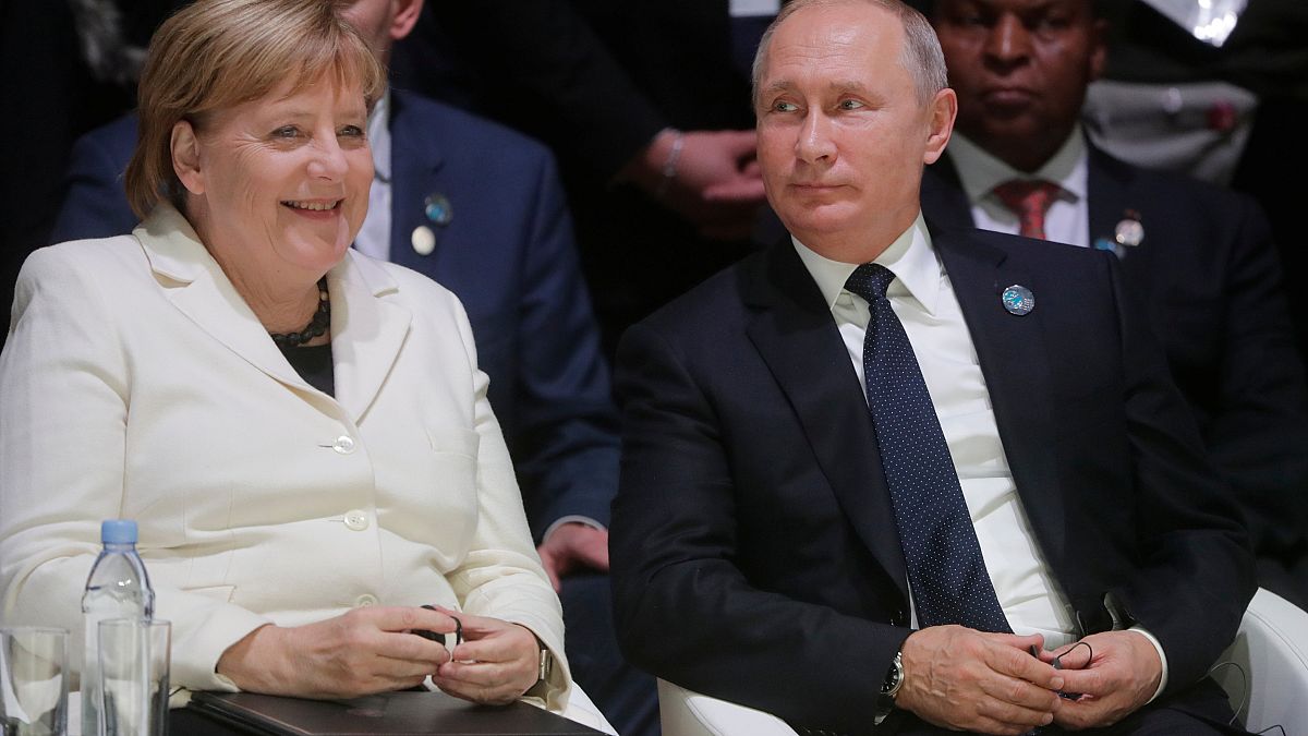 Putin Merkel ile telefonda görüştü: "Ukrayna'nın sıkıyönetim kararından endişeliyiz"