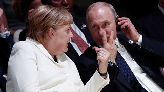 Korábbi fotó Angela Merkelről és Vlagyimir Putyinról a párizsi Béke Fórumon