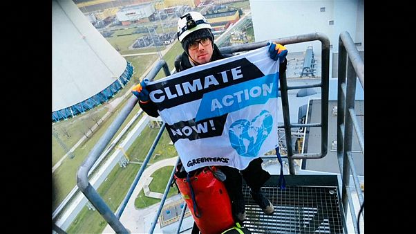 Greenpeace escala una chimenea de una central de carbón en Polonia Greenpeace escala una chimenea de una central de carbón en Polonia