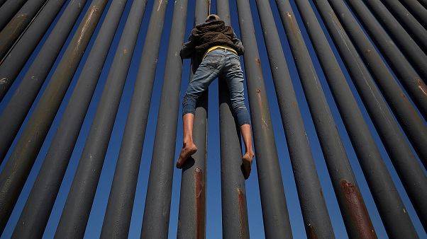 Tijuana: bomladozik a menekültkonvoj Tijuana: bomladozik a menekültkonvoj