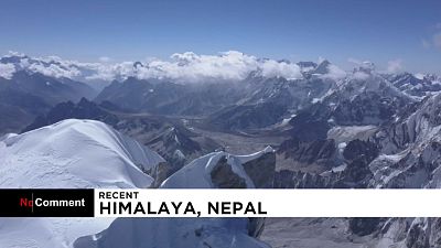 متسلق الجبال النمساوي فوق قمة إحدى جبال الهيمالايا في نيبال