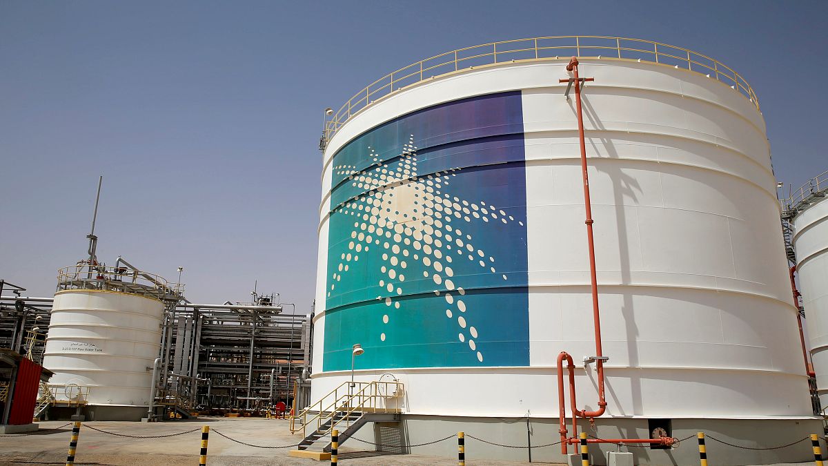 أسعار النفط تتراجع بفعل إنتاج السعودية والسوق تنتظر قمة العشرين واجتماع أوبك 