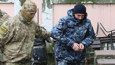 Российский суд отправляет украинских моряков под арест как преступников