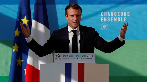 Macron tágyal a sárga mellényesekkel Macron tágyal a sárga mellényesekkel