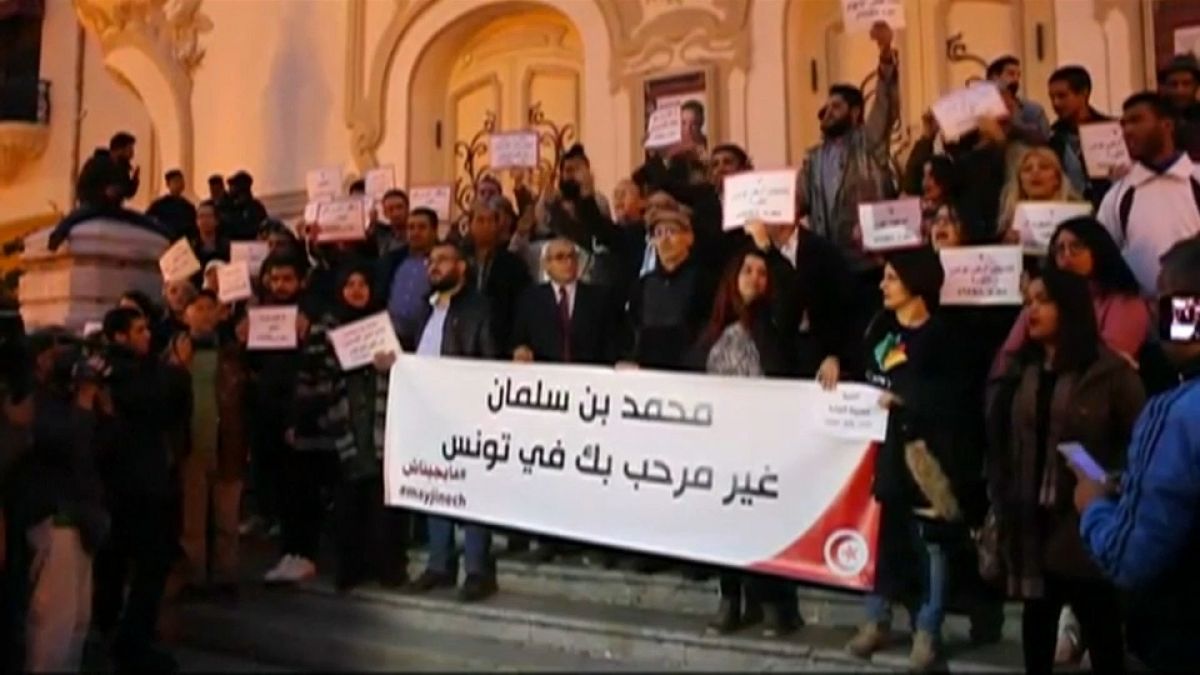 Tunisini protestano contro la visita del principe ereditario saudita