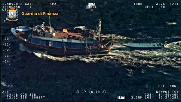 Migranti trainati poi abbandonati al largo delle coste italiane Migranti trainati poi abbandonati al largo delle coste italiane