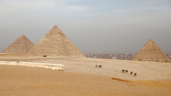 مصر تنفي إضاءة أهرامات الجيزة بألوان العلم السعودي مصر تنفي إضاءة أهرامات الجيزة بألوان العلم السعودي