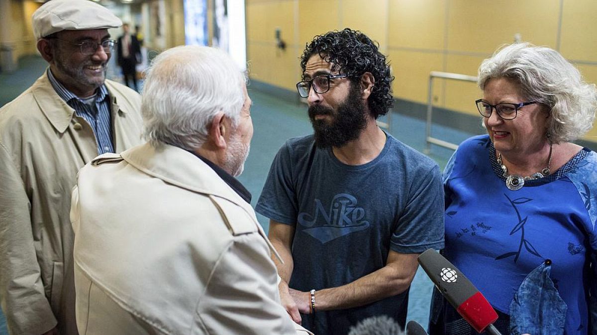 السوري حسن القنطار يخرج من مطار ماليزي بعد أن قضى ثمانية أشهر فيه