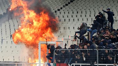 Ultras del AEK y el Ajax protagonizan en Atenas una auténtica batalla campal