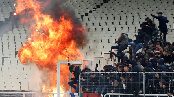 Ultras del AEK y el Ajax protagonizan en Atenas una auténtica batalla campal Ultras del AEK y el Ajax protagonizan en Atenas una auténtica batalla campal