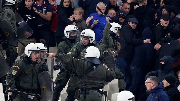 Σοβαρά επεισόδια στον αγώνα ΑΕΚ - Άγιαξ Σοβαρά επεισόδια στον αγώνα ΑΕΚ - Άγιαξ