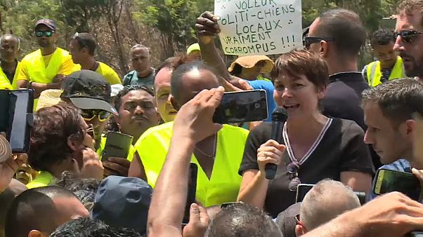 Annick Girardin, face à la foule dans un barrage bloquant Annick Girardin, face à la foule dans un barrage bloquant