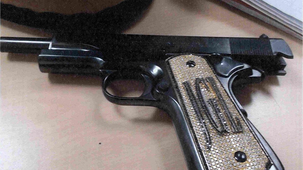 Le pistolet incrusté de diamants du narco El Chapo, présenté à son procès.