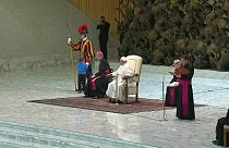 شیطنت کودک خردسال در مراسم رسمی در حضور پاپ