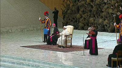 Sahneye atlayan çocuk Papa'yla tokalaştı