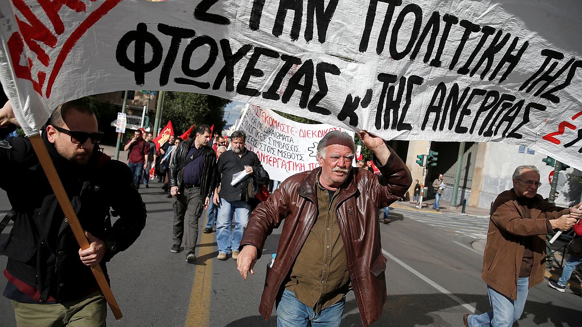 Греки требуют повышения зарплат и пенсий