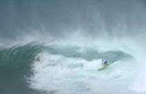 Billy Kemper doma las 'olas grandes' en Maui