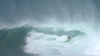 Surf: l'hawaiano Billy Kemper vince il Jaws Challenge