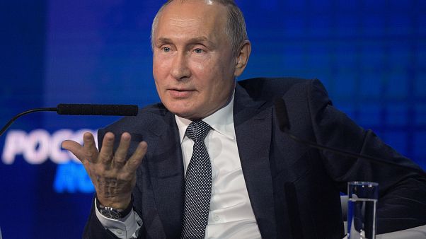 Putin scherzt zu 2024: "Ich bleibe" Putin scherzt zu 2024: "Ich bleibe"