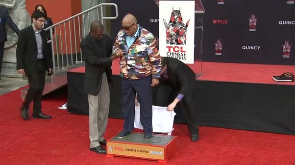 Quincy Jones imortalizado em cimento Quincy Jones imortalizado em cimento