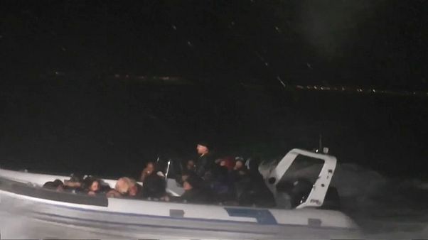 شاهد: مطاردة بين خفر السواحل التركي وزورق مهربين شاهد: مطاردة بين خفر السواحل التركي وزورق مهربين