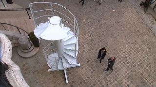 Um pedaço de escadas da Torre Eiffel vendido por 169 mil euros