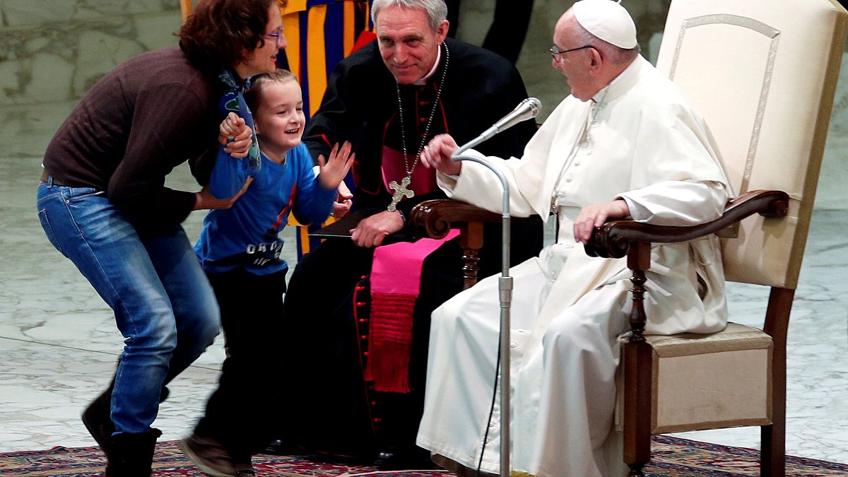 Papa Francesco, fuori programma con bimbo: "è indisciplinato ma libero"