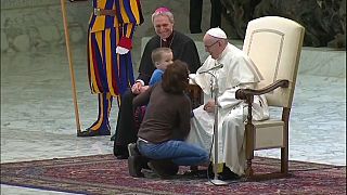 Vatikan: Junge gesellt sich zum Papst auf die Bühne