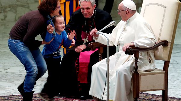 Papa Francesco, fuori programma con bimbo: "è indisciplinato ma libero" Papa Francesco, fuori programma con bimbo: "è indisciplinato ma libero"