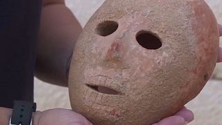Ισραήλ: Σπάνια μάσκα 9000 ετών ανέκτησαν αρχαιολόγοι